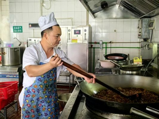 高溫下的廚師,不僅是美食的創(chuàng)作者者,更是堅韌的勞動者,他們用雙手烹制出最熾熱的人間煙火。陽春海螺楊磊_副本 高溫下的廚師,不僅是美食的創(chuàng)作者者,更是堅韌的勞動者,他們用雙手烹制出最熾熱的人間煙火。陽春海螺楊磊_副本
