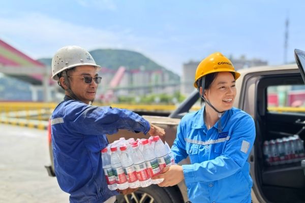 一瓶瓶水傳遞的不僅是清涼,更是對高溫中堅守勞動者的貼心關(guān)愛,讓汗水里浸透著溫暖。強蛟海螺_副本 一瓶瓶水傳遞的不僅是清涼,更是對高溫中堅守勞動者的貼心關(guān)愛,讓汗水里浸透著溫暖。強蛟海螺_副本