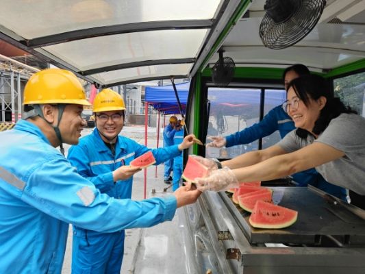 炎炎夏日送西瓜,絲絲清涼沁人心。接過西瓜的那一刻,海螺人笑容里滿是夏日的慰藉。馮會英_副本 炎炎夏日送西瓜,絲絲清涼沁人心。接過西瓜的那一刻,海螺人笑容里滿是夏日的慰藉。馮會英_副本