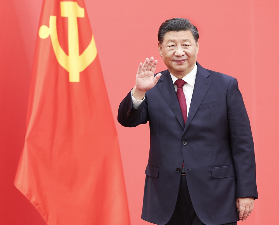 10月23日，剛剛在中國(guó)共產(chǎn)黨第二十屆中央委員會(huì)第一次全體會(huì)議上當(dāng)選的中共中央總書記習(xí)近平和中共中央政治局常委李強(qiáng)、趙樂際、王滬寧、蔡奇、丁薛祥、李希在北京人民大會(huì)堂同采訪中共二十大的中外記者親切見面。這是習(xí)近平向在場(chǎng)的中外記者揮手致意。