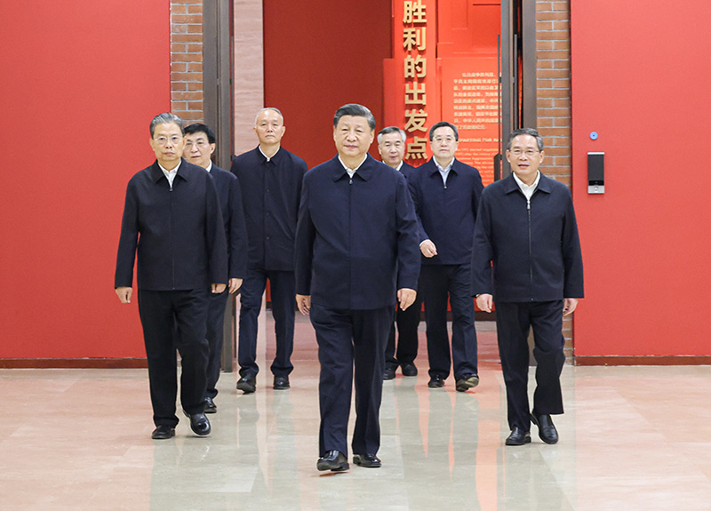 　　10月27日，中共中央總書記、國家主席、中央軍委主席習(xí)近平帶領(lǐng)中共中央政治局常委李強(qiáng)、趙樂際、王滬寧、蔡奇、丁薛祥、李希，瞻仰延安革命紀(jì)念地。這是習(xí)近平等在延安革命紀(jì)念館，參觀《偉大歷程——中共中央在延安十三年歷史陳列》。