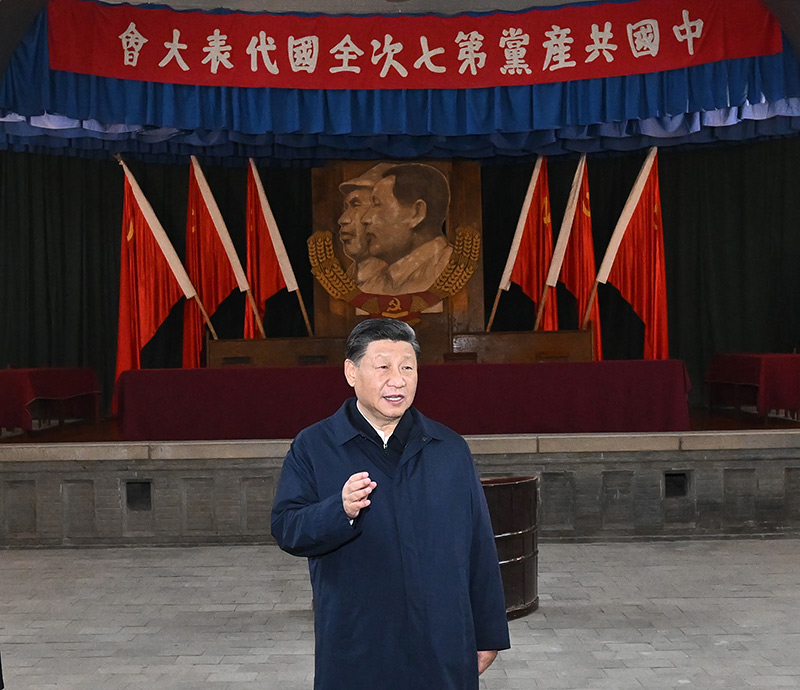 　　10月27日，中共中央總書記、國家主席、中央軍委主席習(xí)近平帶領(lǐng)中共中央政治局常委李強(qiáng)、趙樂際、王滬寧、蔡奇、丁薛祥、李希，瞻仰延安革命紀(jì)念地。這是習(xí)近平在楊家?guī)X瞻仰中共七大會(huì)址。