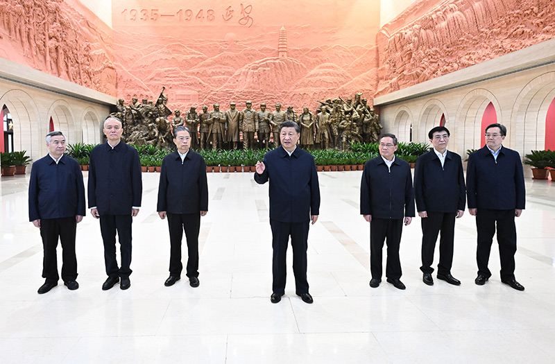 　　10月27日，中共中央總書記、國家主席、中央軍委主席習(xí)近平帶領(lǐng)中共中央政治局常委李強(qiáng)、趙樂際、王滬寧、蔡奇、丁薛祥、李希，瞻仰延安革命紀(jì)念地。這是習(xí)近平在延安革命紀(jì)念館參觀《偉大歷程——中共中央在延安十三年歷史陳列》結(jié)束時(shí)發(fā)表重要講話。