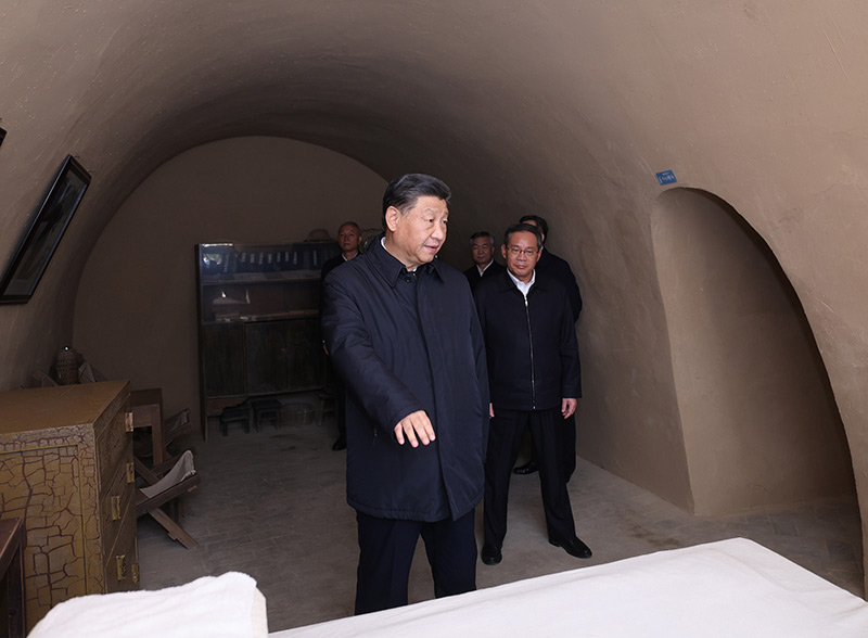 　　10月27日，中共中央總書記、國家主席、中央軍委主席習(xí)近平帶領(lǐng)中共中央政治局常委李強(qiáng)、趙樂際、王滬寧、蔡奇、丁薛祥、李希，瞻仰延安革命紀(jì)念地。這是習(xí)近平等在楊家?guī)X參觀毛澤東舊居。