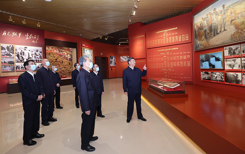 　　10月27日，中共中央總書記、國家主席、中央軍委主席習(xí)近平帶領(lǐng)中共中央政治局常委李強(qiáng)、趙樂際、王滬寧、蔡奇、丁薛祥、李希，瞻仰延安革命紀(jì)念地。這是習(xí)近平等在延安革命紀(jì)念館，參觀《偉大歷程——中共中央在延安十三年歷史陳列》。
