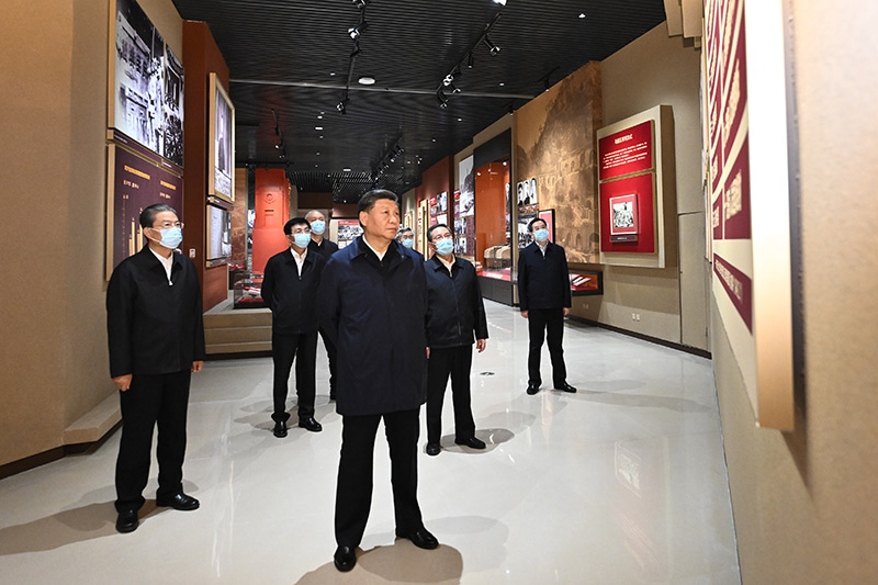 　　10月27日，中共中央總書記、國家主席、中央軍委主席習(xí)近平帶領(lǐng)中共中央政治局常委李強(qiáng)、趙樂際、王滬寧、蔡奇、丁薛祥、李希，瞻仰延安革命紀(jì)念地。這是習(xí)近平等在延安革命紀(jì)念館，參觀《偉大歷程——中共中央在延安十三年歷史陳列》。
