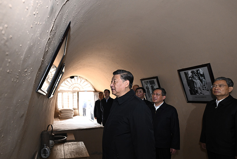 　　10月27日，中共中央總書記、國家主席、中央軍委主席習(xí)近平帶領(lǐng)中共中央政治局常委李強(qiáng)、趙樂際、王滬寧、蔡奇、丁薛祥、李希，瞻仰延安革命紀(jì)念地。這是習(xí)近平等在楊家?guī)X參觀朱德舊居。