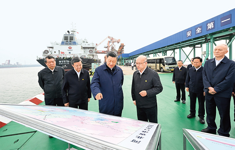2023年5月11日至12日，中共中央總書記、國家主席、中央軍委主席習(xí)近平在河北考察，并主持召開深入推進(jìn)京津冀協(xié)同發(fā)展座談會。這是11日下午，習(xí)近平在滄州市黃驊港煤炭港區(qū)碼頭考察。 新華社記者 李學(xué)仁/攝