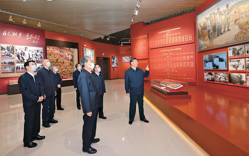 2022年10月27日，中共中央總書記、國家主席、中央軍委主席習近平帶領(lǐng)中共中央政治局常委李強、趙樂際、王滬寧、蔡奇、丁薛祥、李希，瞻仰延安革命紀念地。這是習近平等在延安革命紀念館，參觀《偉大歷程——中共中央在延安十三年歷史陳列》。 新華社記者 鞠鵬/攝